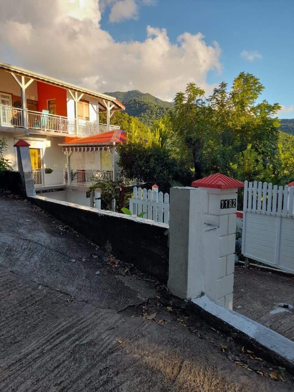 Chez Lucile Et Gilbert Apartman Bouillante Kültér fotó